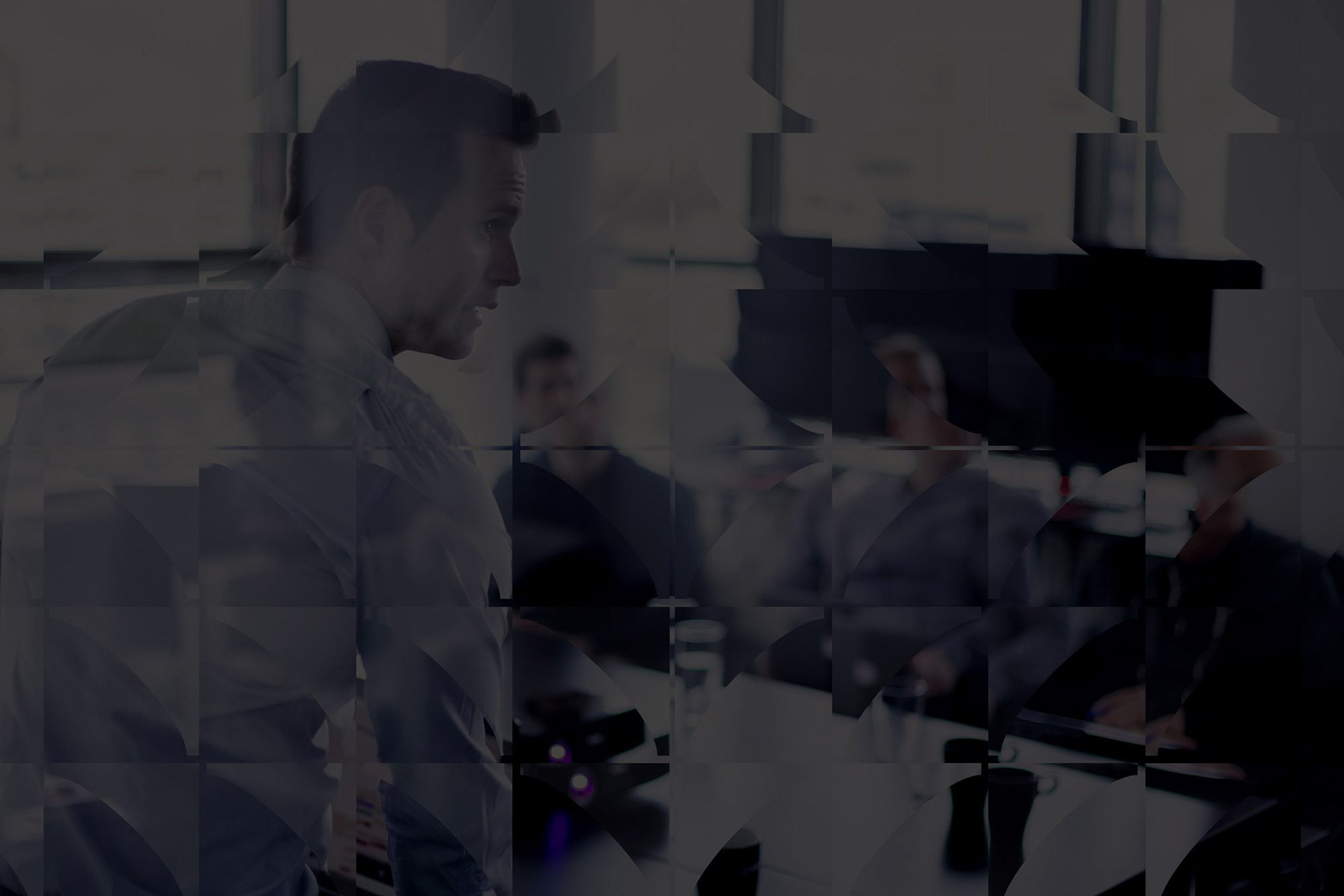 Échange entre professionnels autour d'une table
